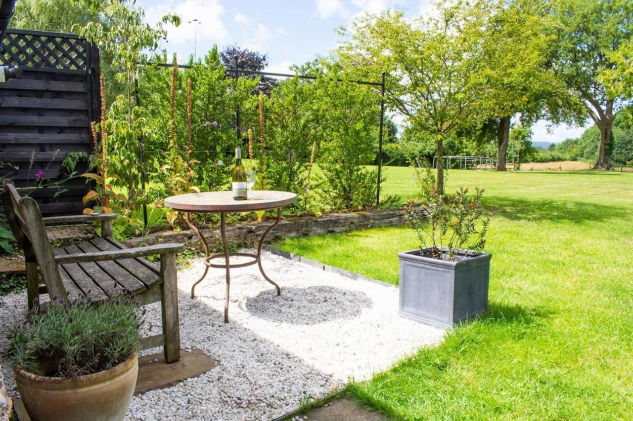 Apartamento The Tractor Shed Usk Exterior foto
